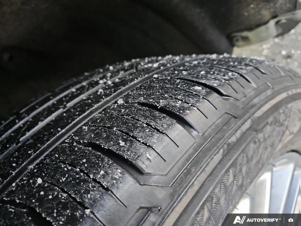 2017 Jeep Grand Cherokee Limited | Remote Start | Heated Seats! image 7