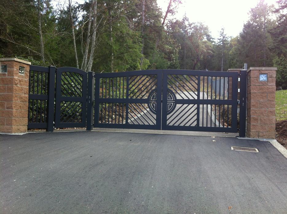 Custom Aluminum Driveway Gates! display photo