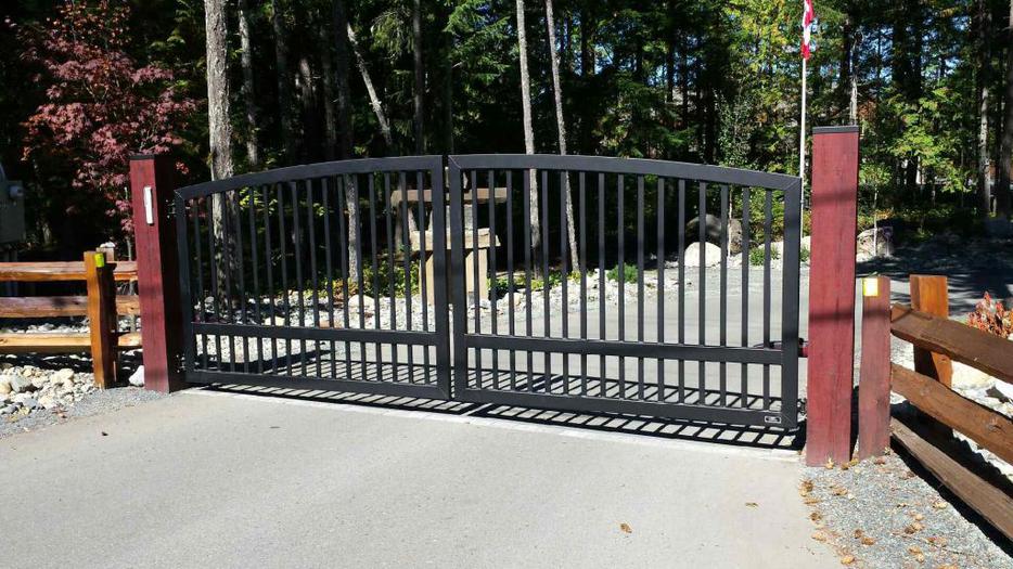 Custom Aluminum Driveway Gates! display photo
