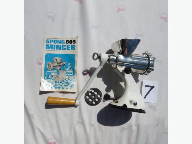 Meat / Food Grinder / Mincer and Food Shredder - VINTAGE image 8