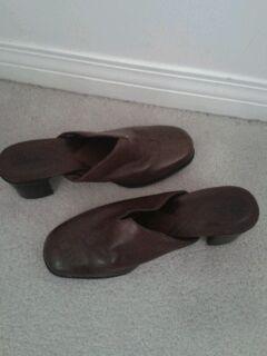 Clarks /   Guess /   Lulu Lemon  / VENA MODE AUSTRIA Boots display photo