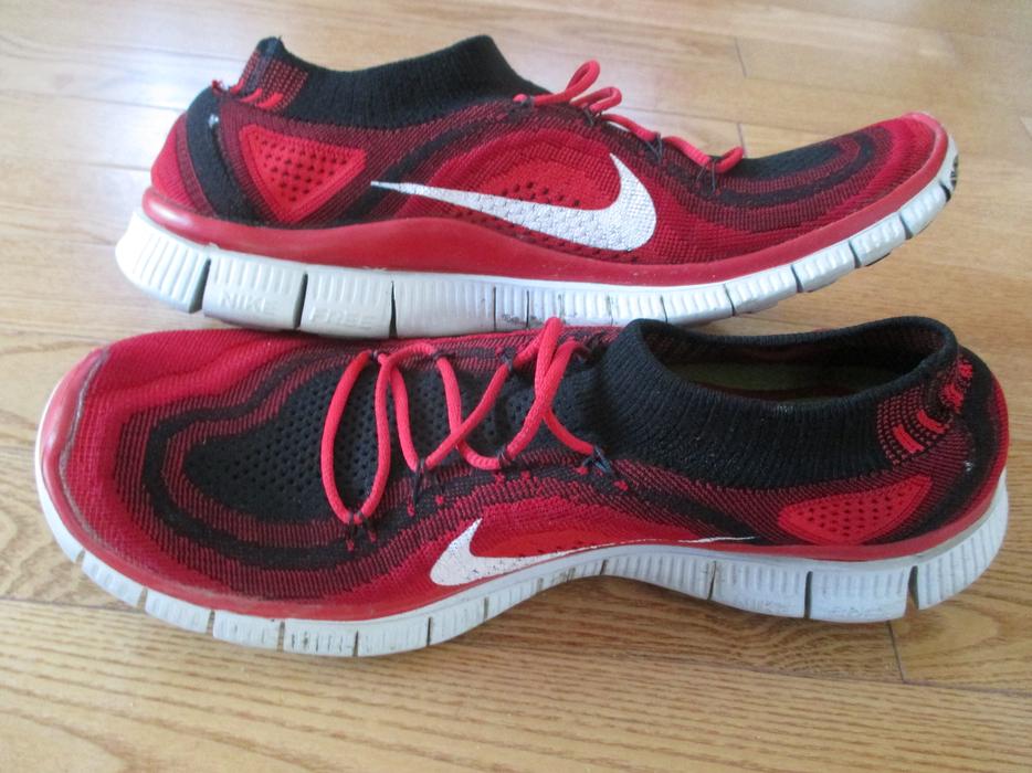 Men's Nike Free Runners display photo