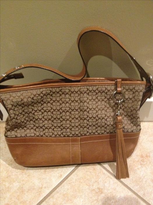 AUTHENTIC COACH PURSE display photo