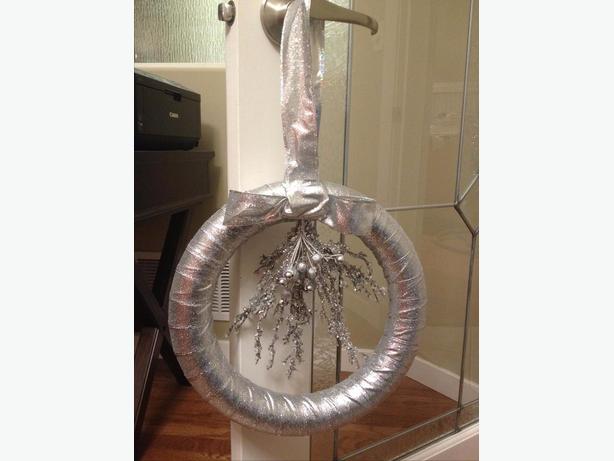 SPARKLY SILVER WREATH image 1