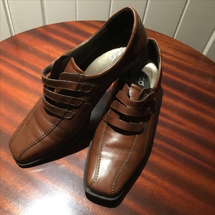 REDUCED - Women's Ecco Leather Shoes Size 11 display photo