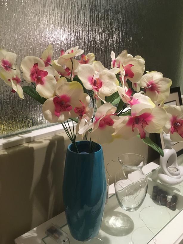 VASE WITH ARTIFICIAL FLOWERS image 1