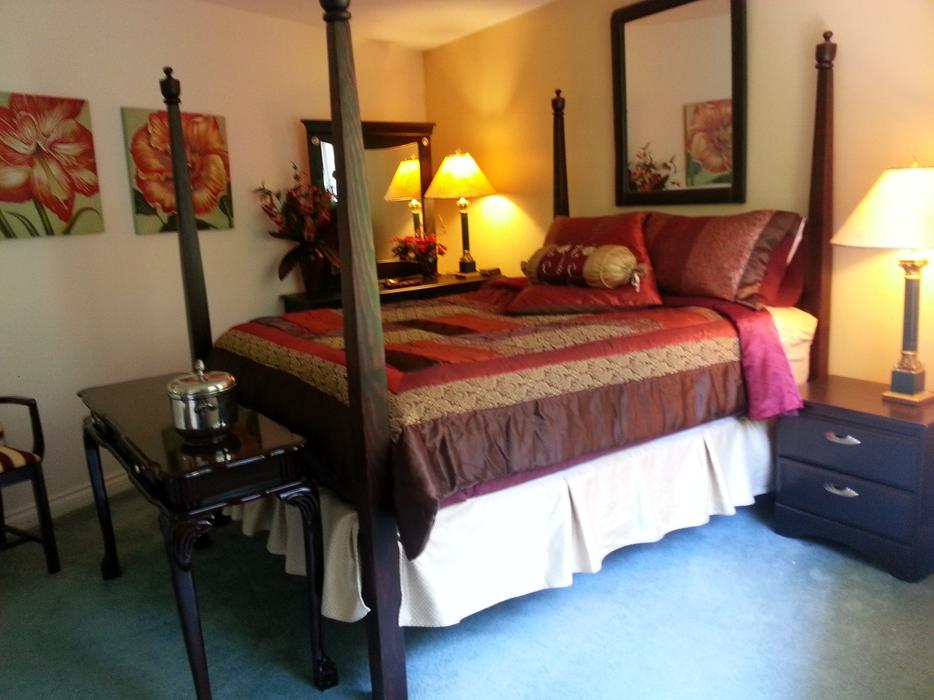 NOW -QUALITY Furnished Rooms w private bathrm display photo