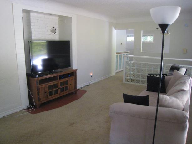 BRIGHT CLEAN SPACIOUS BED ROOM image 4