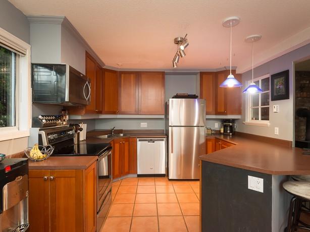 2 bedroom suite in Colwood - dog ok image 1