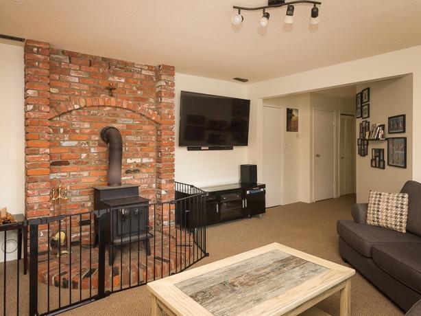 2 bedroom suite in Colwood - dog ok image 3