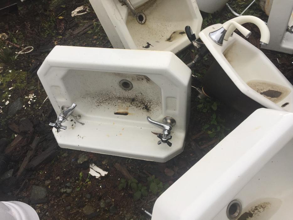 Wide Heritage Porcelain Sink display photo