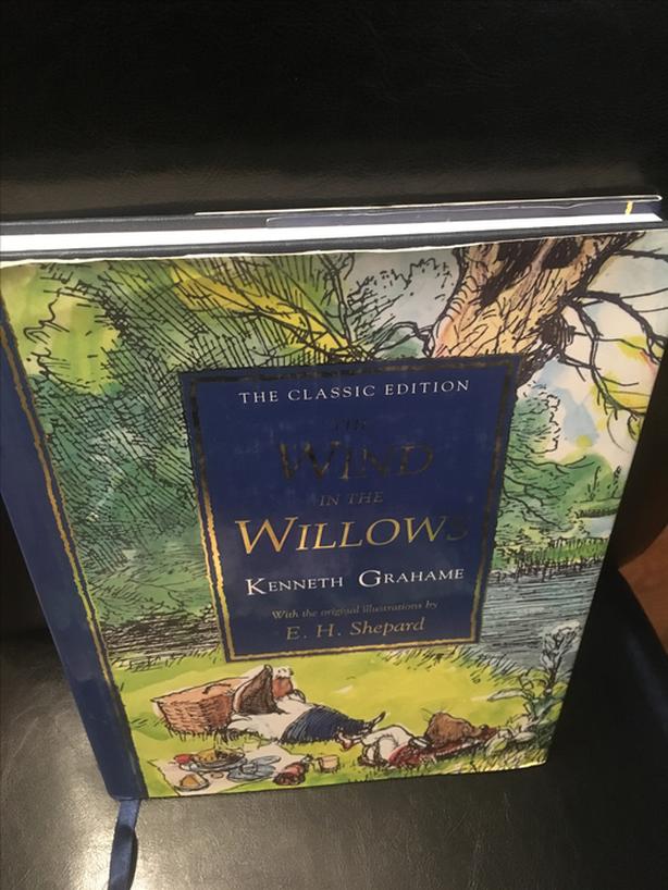 HUGE HARDCOVER BOOK: THE WIND IN THE WILLOWS image 1