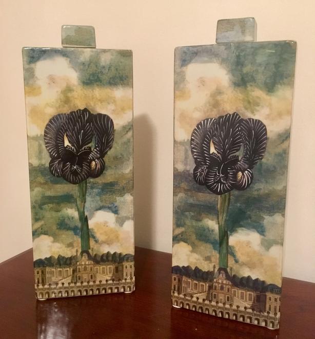 PAIR OF VASES image 1