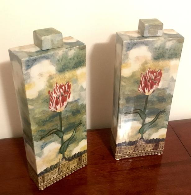PAIR OF VASES image 2