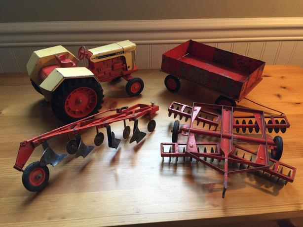 1960’S 4-PIECE 1/16 ERTL CASE TRACTOR AND ACCESSORIES image 1