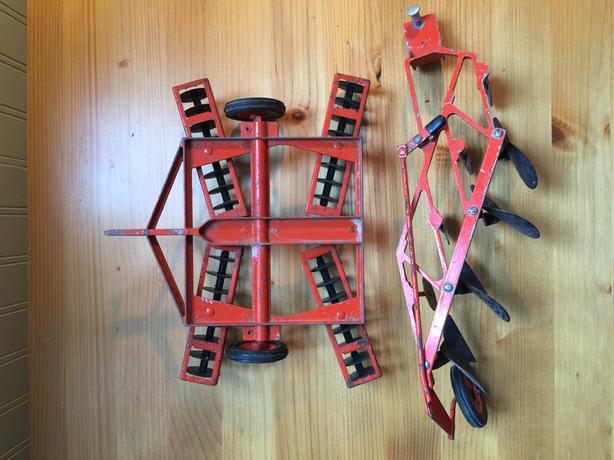 1960’S 4-PIECE 1/16 ERTL CASE TRACTOR AND ACCESSORIES image 4