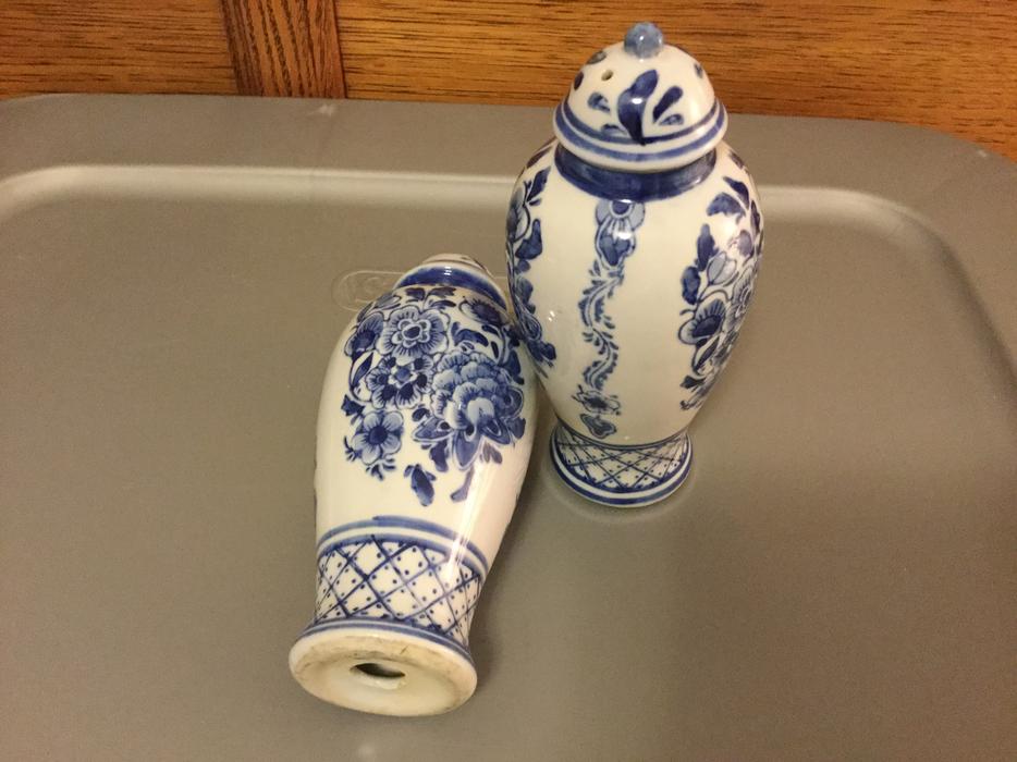 Vintage LARGE **  ASIAN ORIENTAL Porcelain  * SALT & PEPPER SHAKERS * BEAUTIFUL display photo