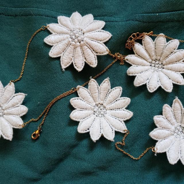Lacy Daisy delicate chain necklace display photo