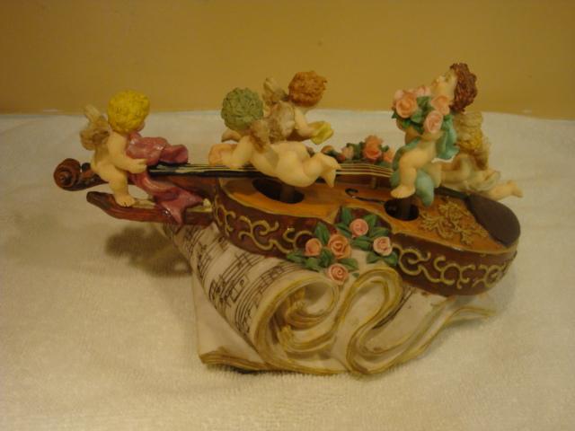 VINTAGE MUSICAL BOX WITH CHERUBS display photo