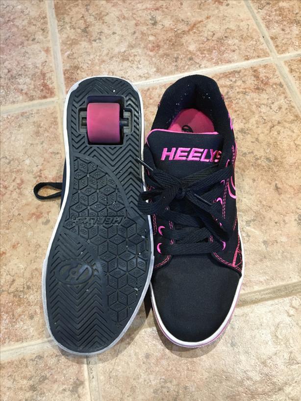 Girls Heelys Vopel Size 5 image 2