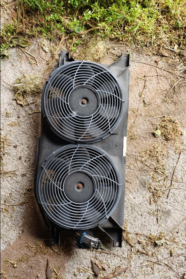 1998 to 2003 MERCEDES ML320 , ML350, ML430, ML500 Radiator Fan image 2