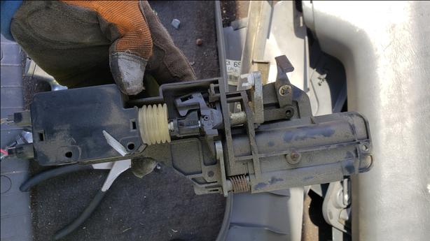 Mercedes-Benz ML CLASS W163 1997-2005 Trunk Lock Actuator/mechanism image 2