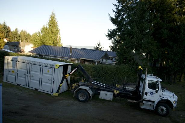Portable lockable 20' storage container FOR RENT image 1