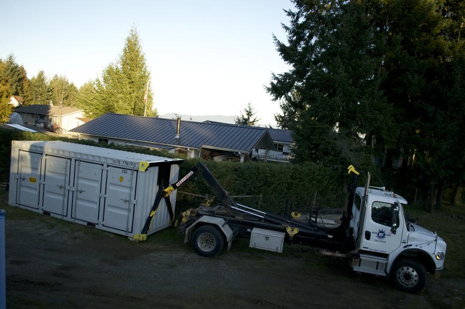Portable lockable 20' storage container FOR RENT display photo
