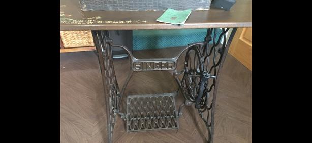 Vintage Singer sewing machine image 3