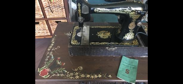 Vintage Singer sewing machine image 4