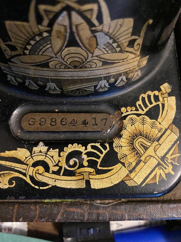 Vintage Singer sewing machine image 5