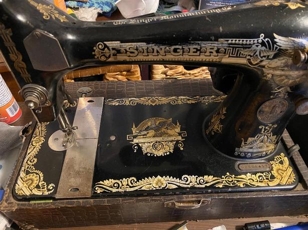 Vintage Singer sewing machine image 6