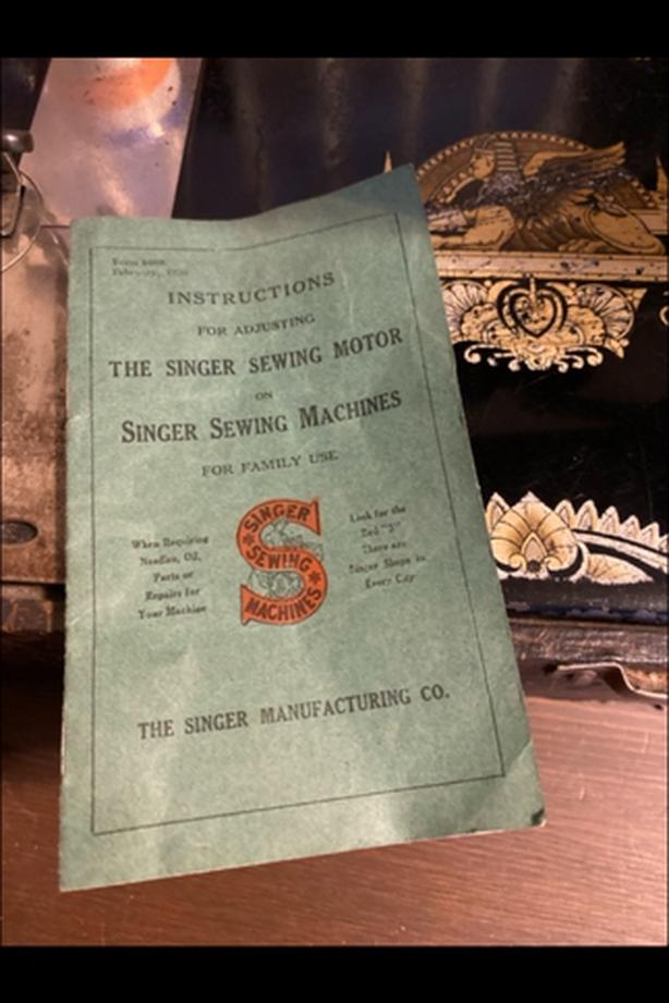 Vintage Singer sewing machine image 7