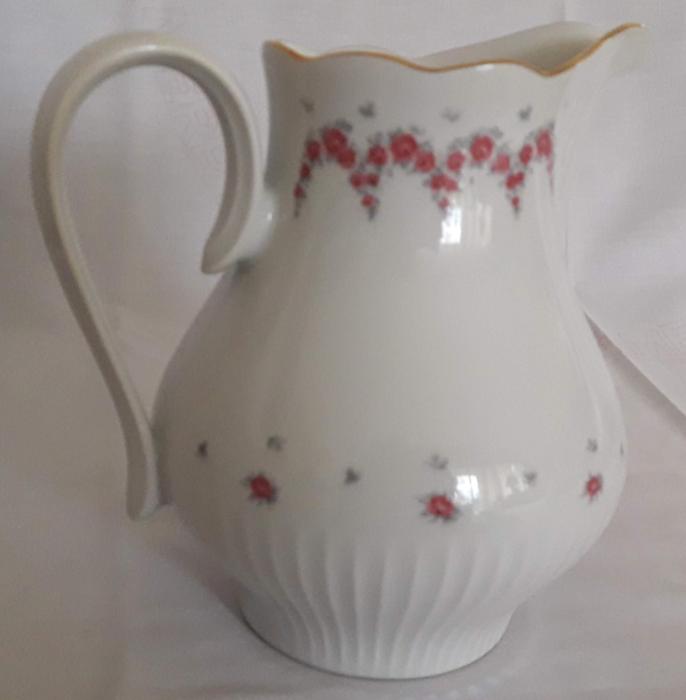 JL Menau Graf Von Henneberg Pitcher Rose Swag Garland display photo