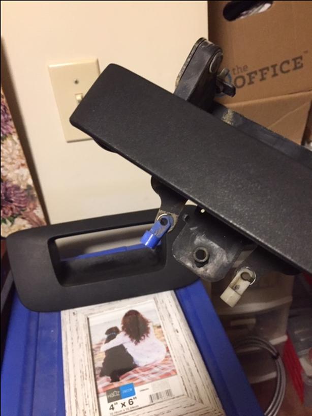 GMC / Chevrolet tailgate handle and bezel. Fits 2008 to 2014 image 2