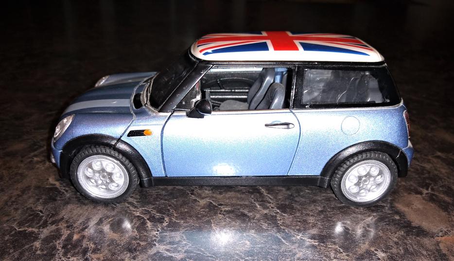 Top Mark Walker’s Chocolate Die Cast Mini Cooper 1:24 car display photo