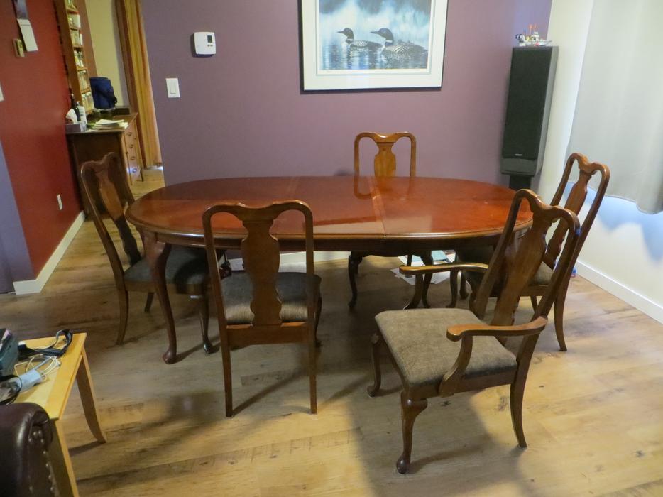 dining room table and chairs display photo