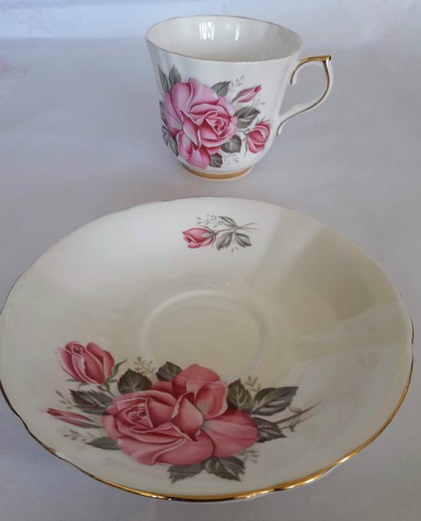 Royal Windsor Fine Bone China Tea Cup & Saucer - Pink Roses image 8
